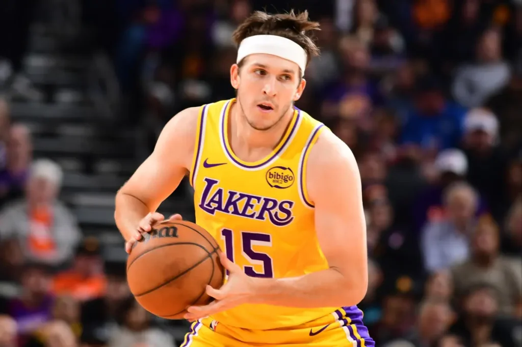 Austin Reaves is back in the Lakers lineup against the Nets.
