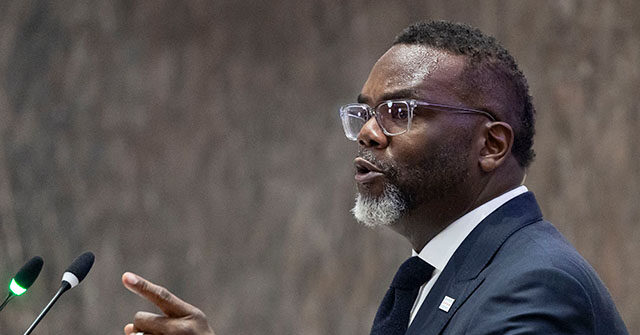 Chicago Mayor Brandon Johnson Threatens Legal Action Against ICE for Detaining Undocumented Immigrants