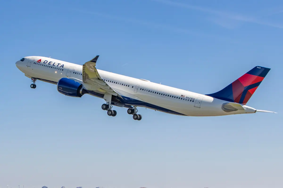 Delta flight suddenly turns around in the air after smoke is detected from the engine.