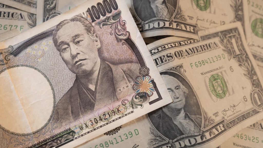 Dollar poised for its best week since November, yen stabilizes before elections