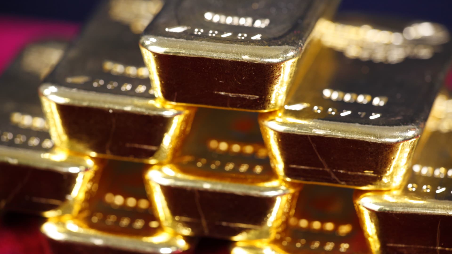 Gold and silver poised for weekly declines due to tech market downturn and stronger dollar