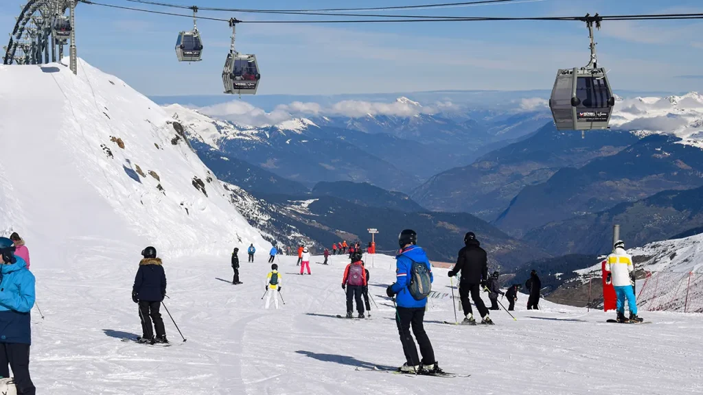 Gondola issue stranding almost 70 skiers in the air at a well-known resort