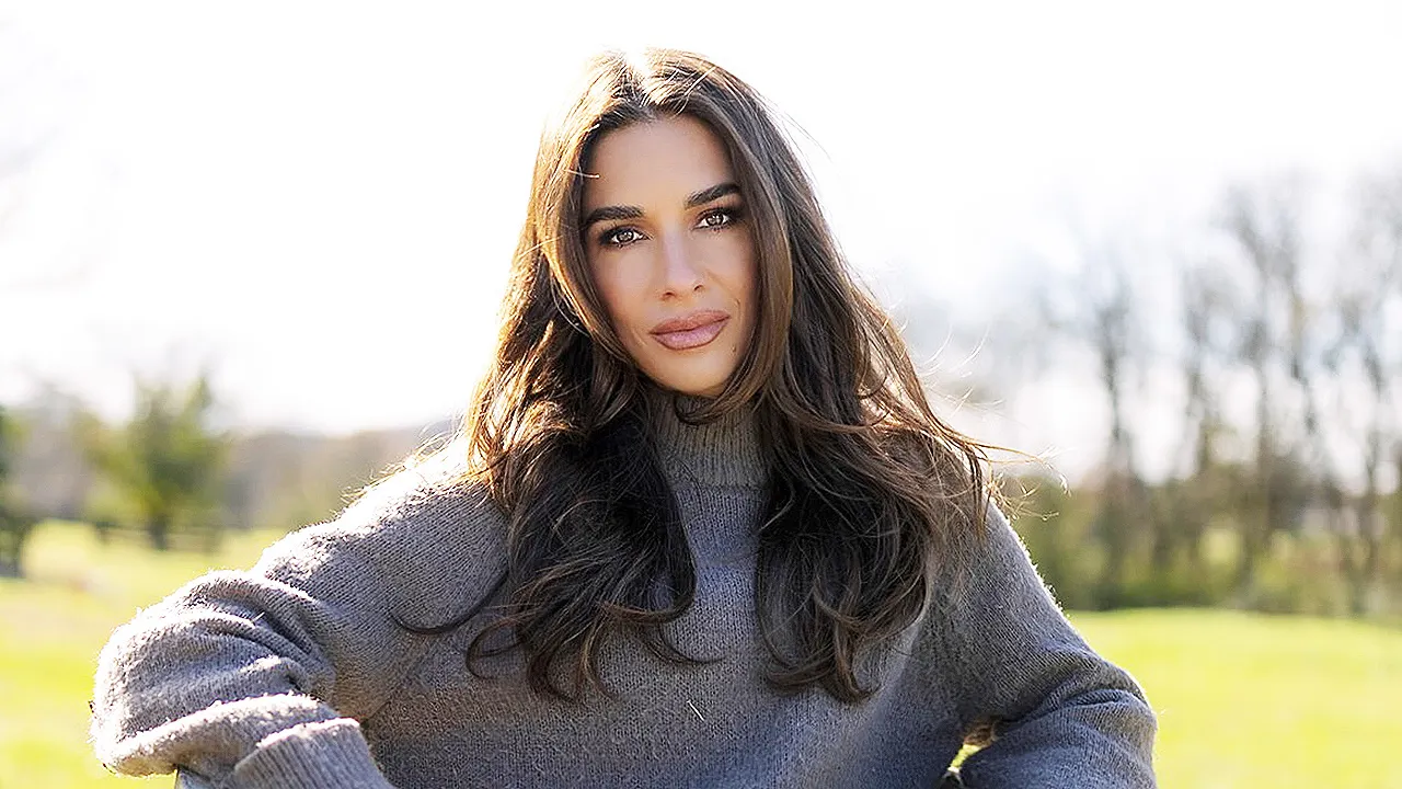 Jessie James Decker stands up for her children's abs in widely shared family vacation pictures.