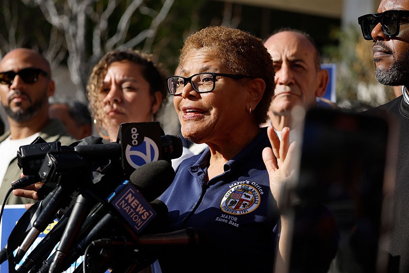 L.A. Mayor Bass accused of changing official LAFD report on Palisades Fire