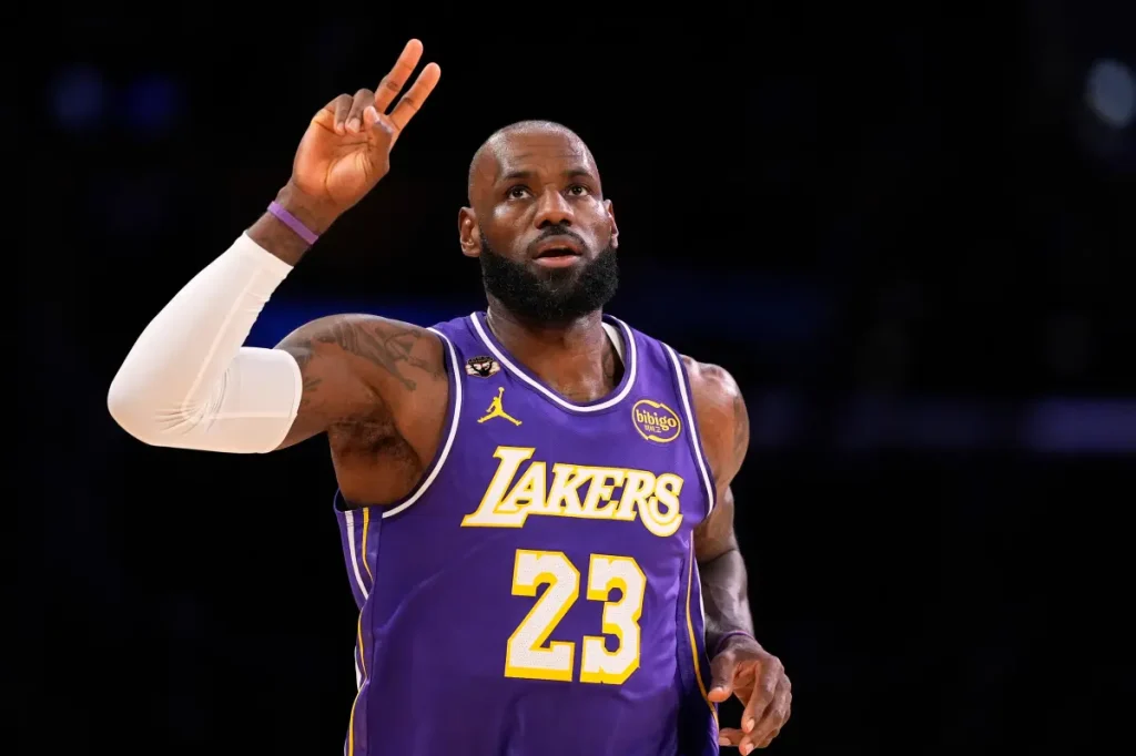 LeBron James' triple-double helps Lakers defeat Mavericks