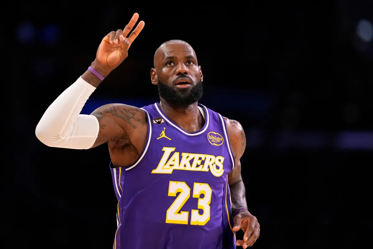 LeBron James' triple-double helps Lakers defeat Mavericks