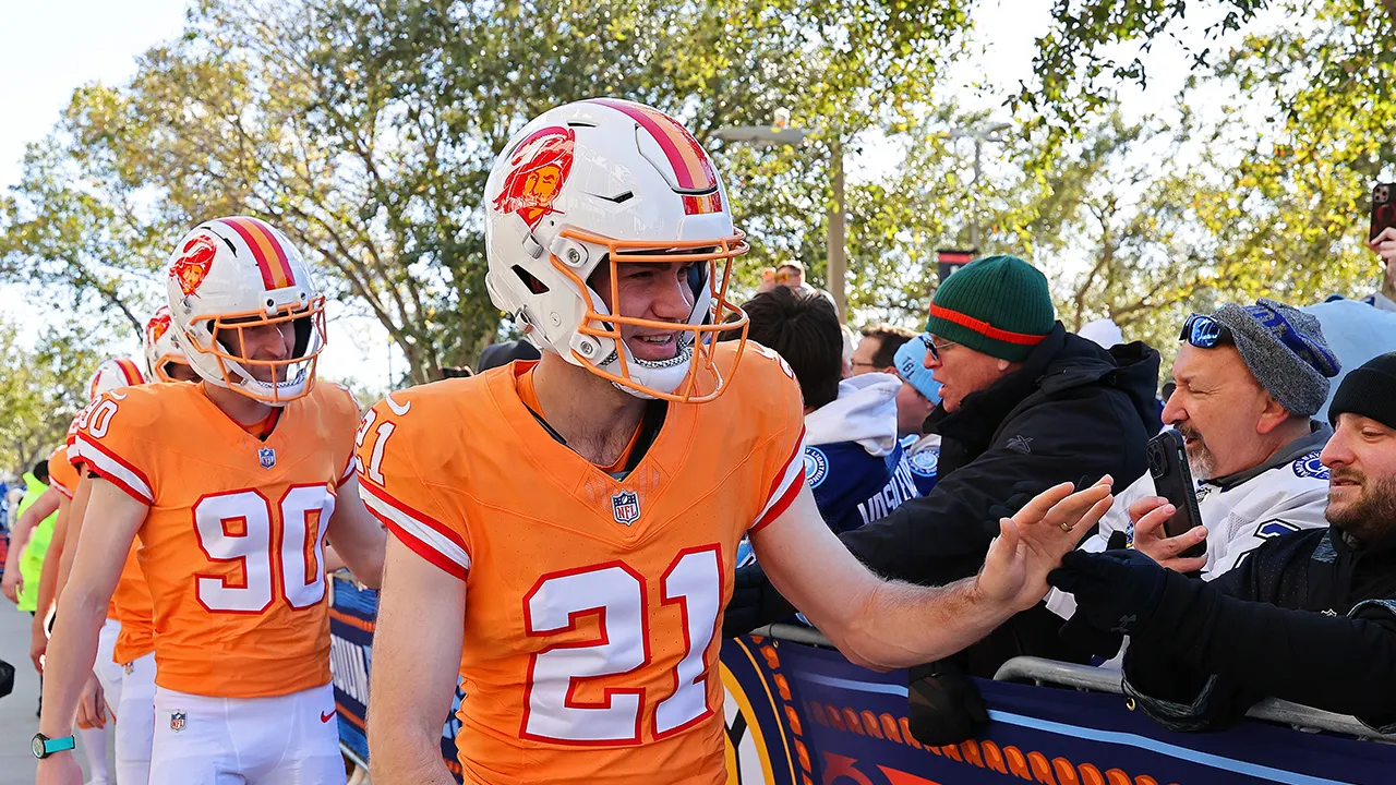 Lightning don Bucs gear, Bruins suit up as Patriots for outdoor matchup