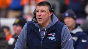 Mike Vrabel recognized as Coach of the Year at NFL Honors