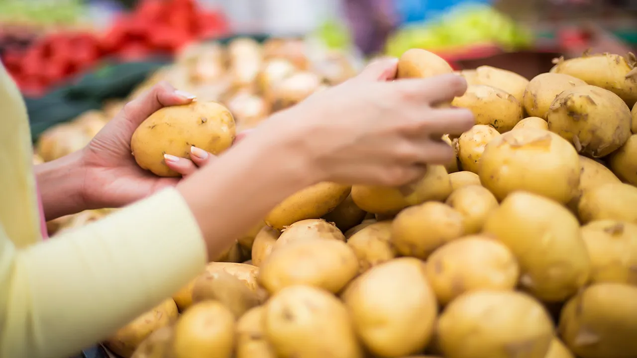 Nutrition specialists share an easy method for choosing the best potatoes for your health.