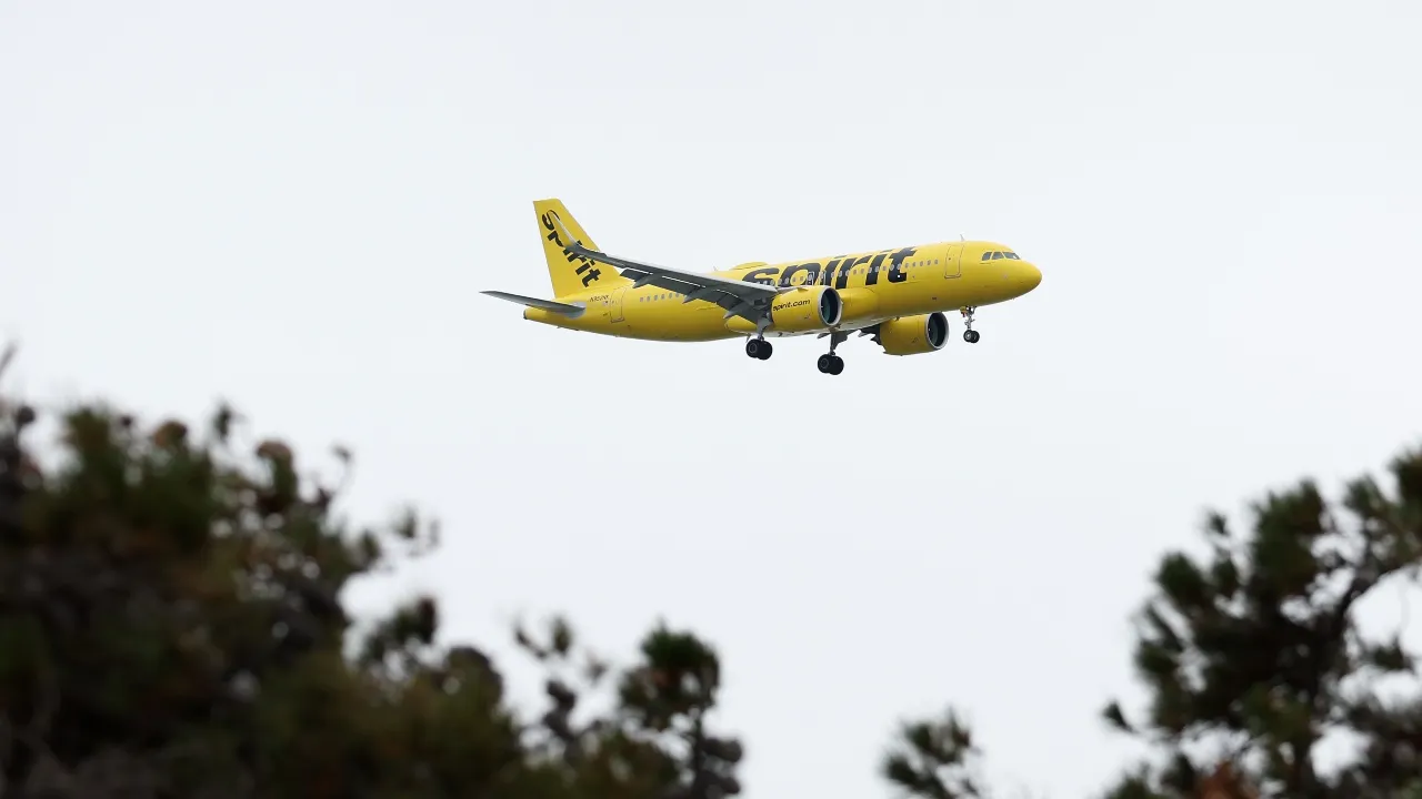 Spirit Airlines sells aircraft and brings back flight attendants during bankruptcy