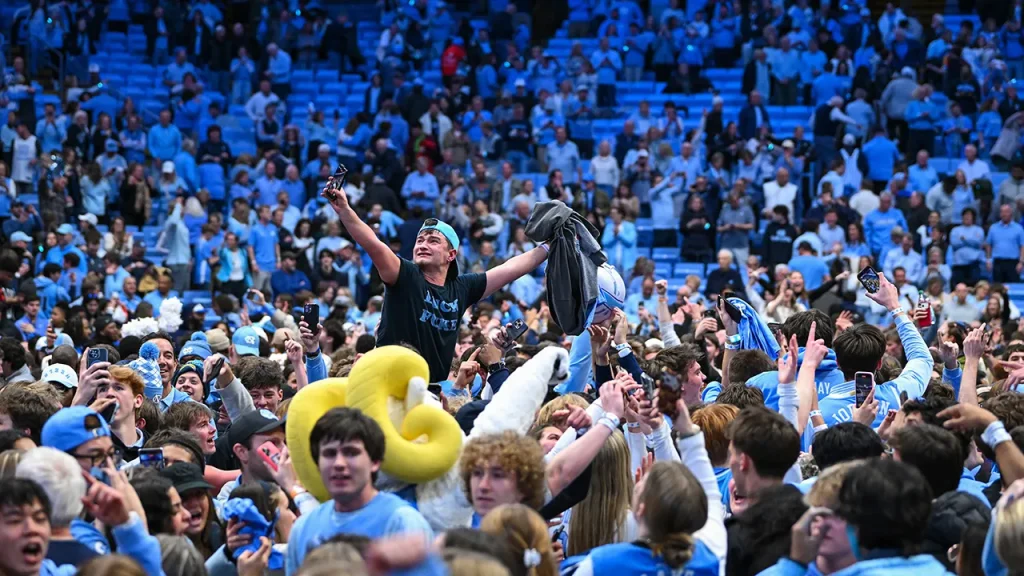 UNC fans rush the court prematurely against Duke, clear the area for the last 0.4 seconds