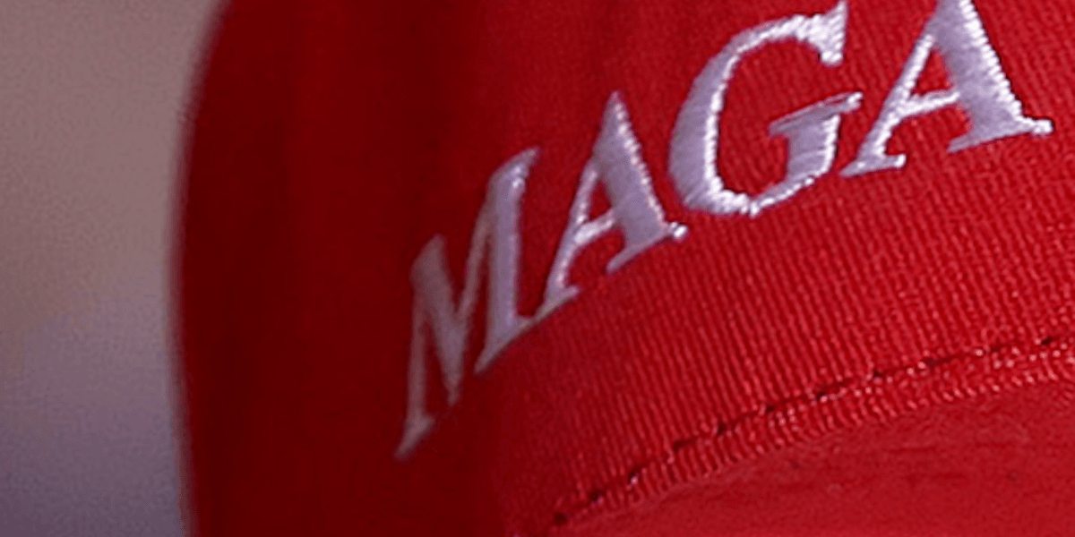 Video: Major fight breaks out between a man wearing a MAGA hat and over a dozen students at an ICE protest