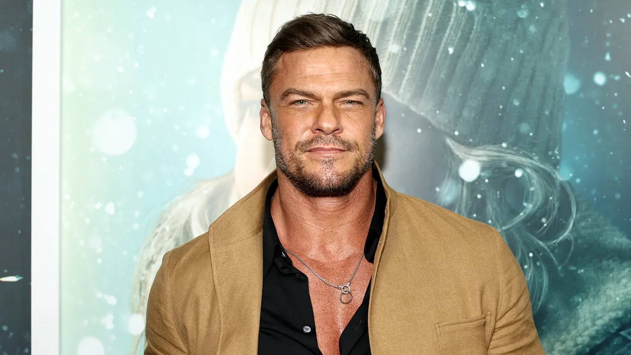 Alan Ritchson's yard fight splits fans due to differing stories