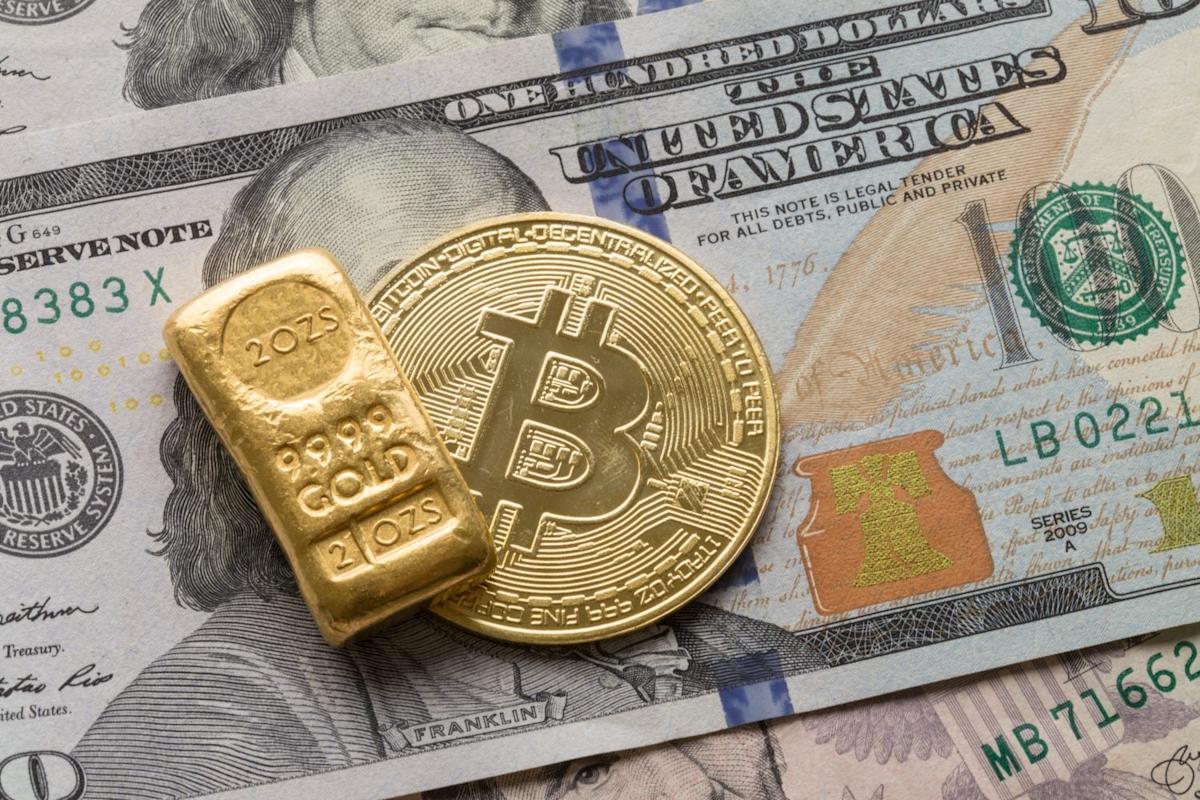 Bitcoin and Gold: One Has Gained 77%, While the Other Has Dropped 47%. Here’s What Wall Street Is Choosing for the Next 5 Years.