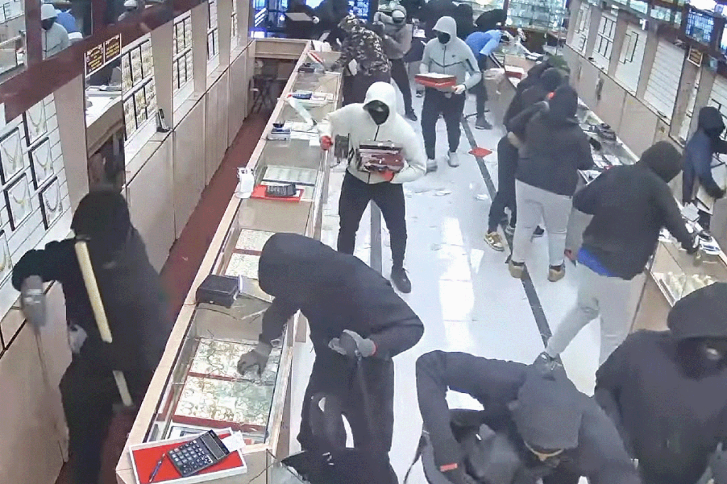 Bold robbery group attacks California jewelry store, takes $1.7M in only 70 seconds: video