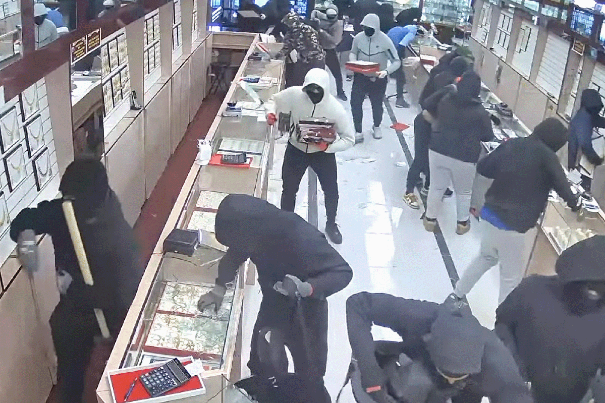 Bold robbery group attacks California jewelry store, takes $1.7M in only 70 seconds: video