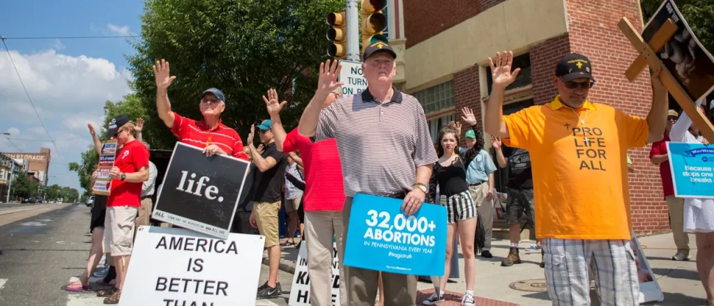 Doctor Kermit Gosnell, known for being a serial killer, passes away in prison.