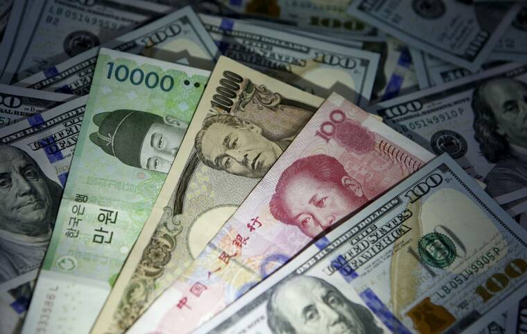 Euro and yen increase as dollar declines following rate decisions