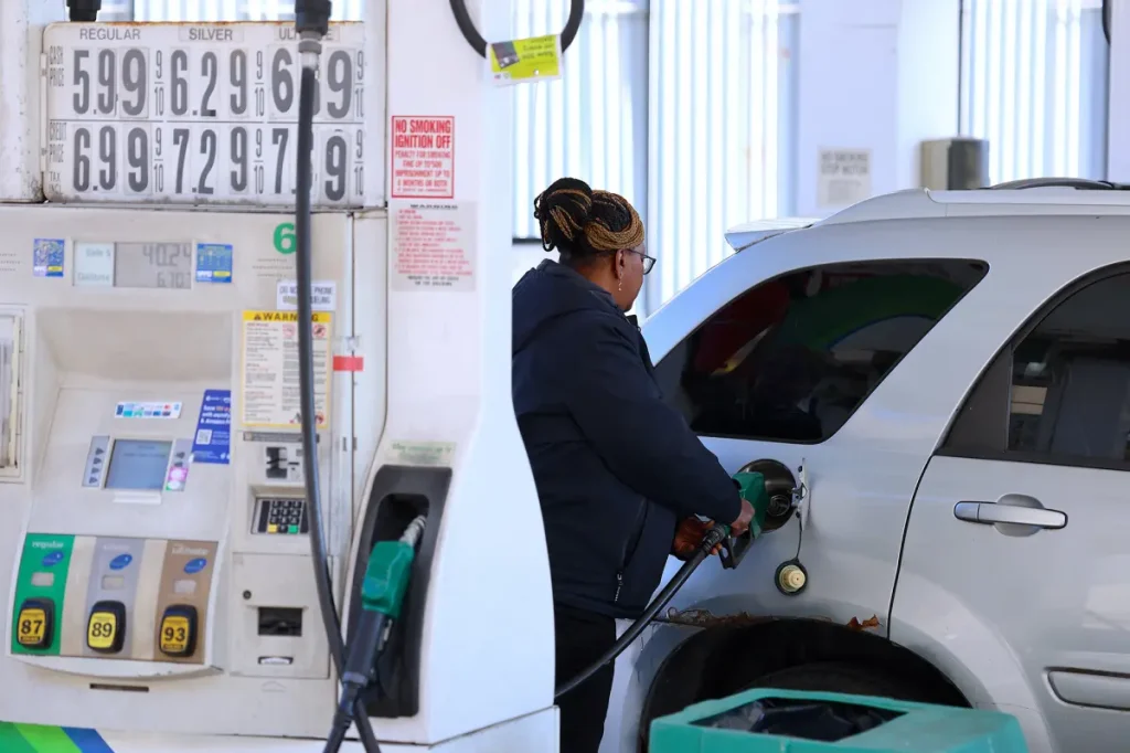 Experts warn that the chance of a recession increases if oil prices reach a critical level amid the ongoing conflict in Iran.