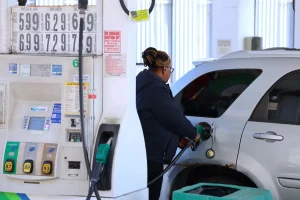 Experts warn that the chance of a recession increases if oil prices reach a critical level amid the ongoing conflict in Iran.