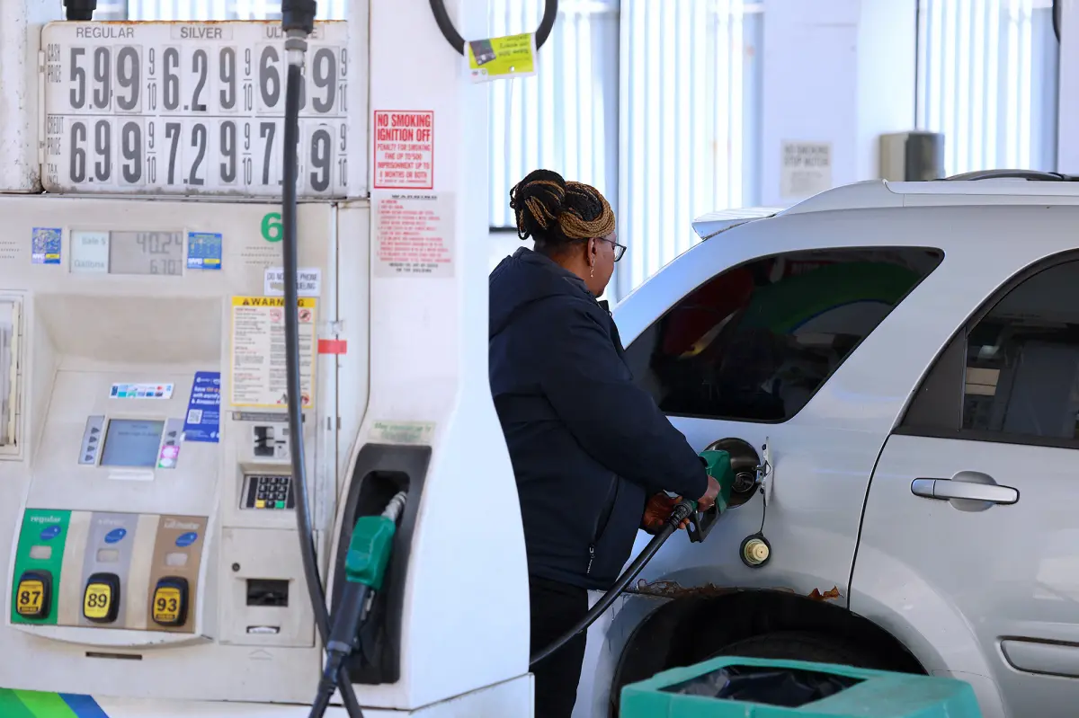 Experts warn that the chance of a recession increases if oil prices reach a critical level amid the ongoing conflict in Iran.