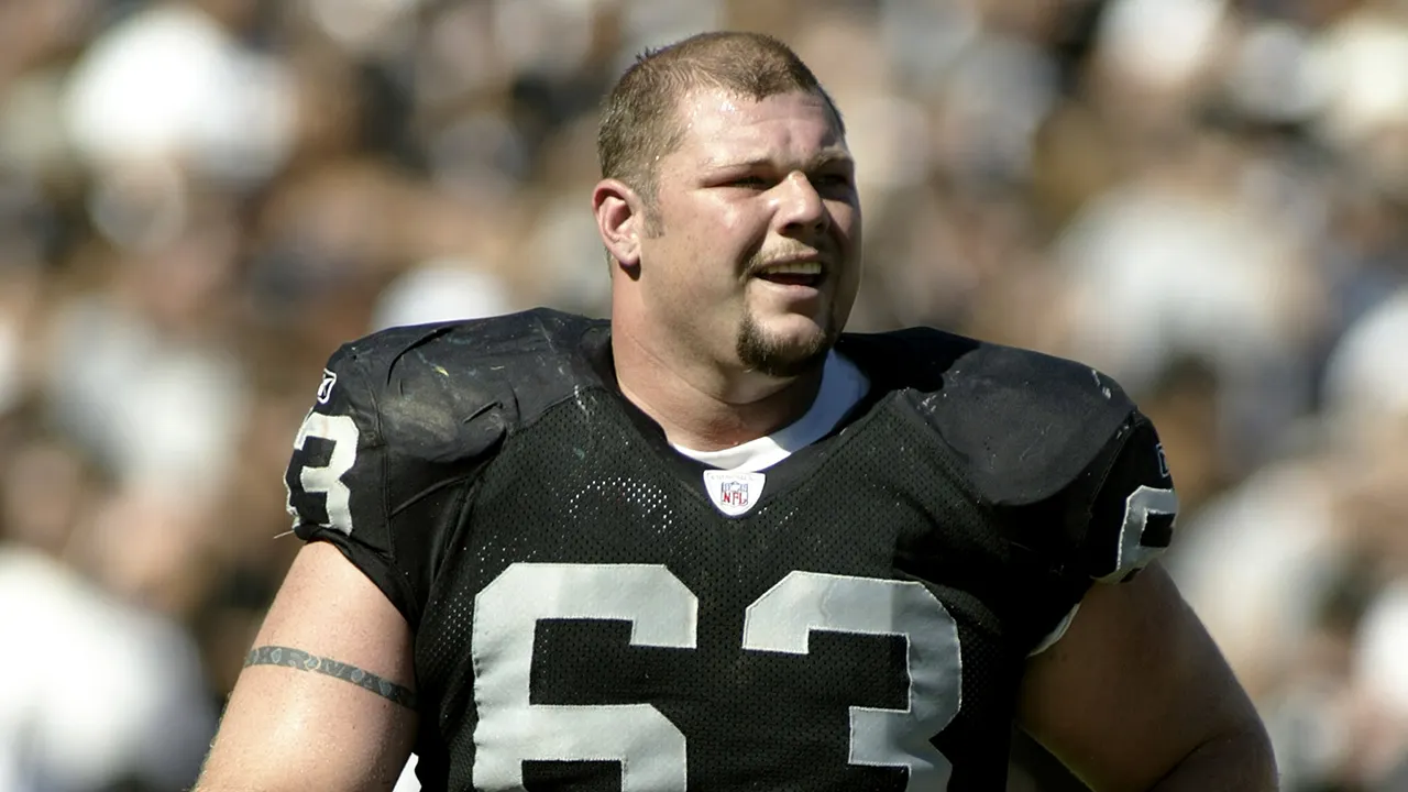 Former All-Pro center Barret Robbins of the Raiders passes away at 52