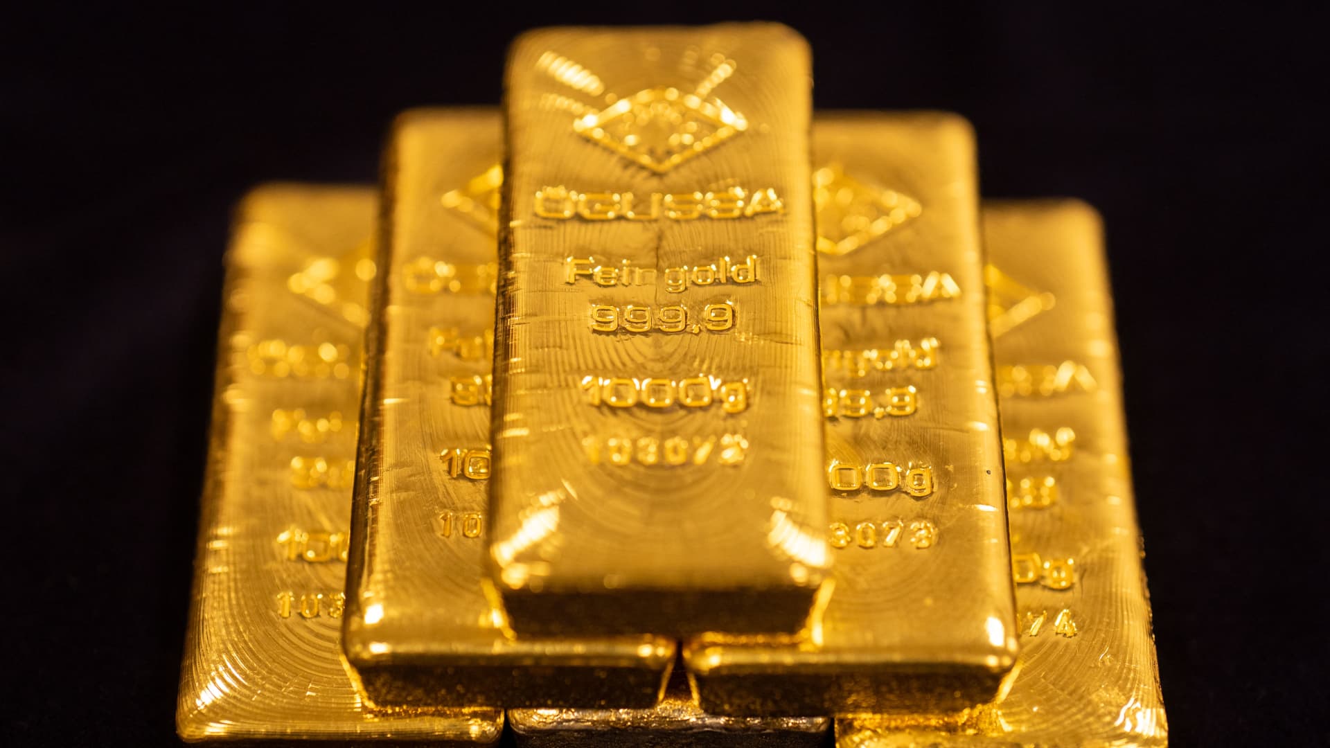 Gold plunges further into bear market as selling continues