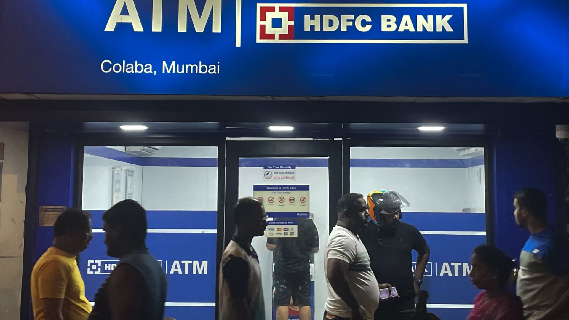 HDFC Bank stock drops 5% after the part-time chairperson of India's largest private bank resigns due to ethical concerns.