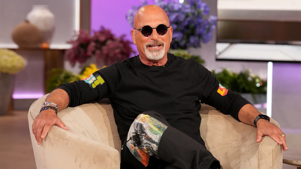Howie Mandel shares an apology to Kelly Ripa on Instagram following an uncomfortable incident.
