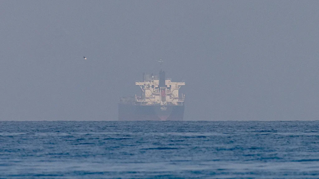 Iran allegedly imposes fees of up to $2 million on tankers to pass through the Strait of Hormuz