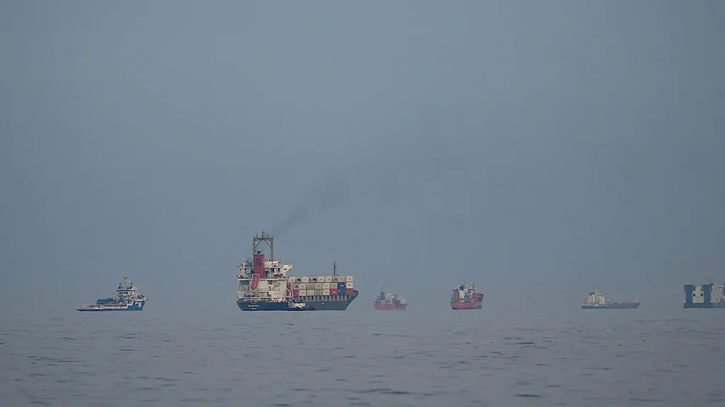 Iran sends out explosive boats in vital waters of the Hormuz shipping route