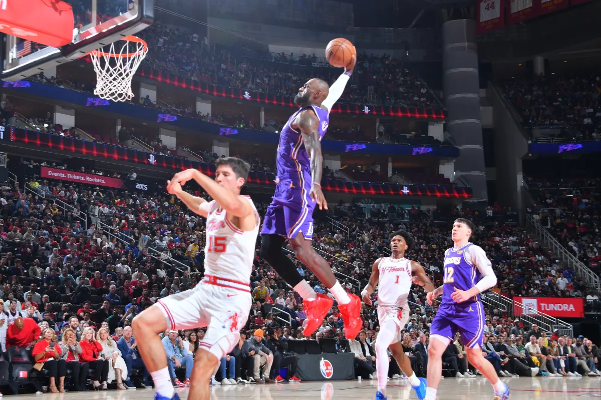 Lakers defeat Rockets 124-116 in Houston