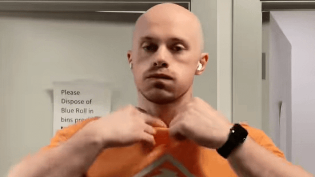 Man wears the same shirt to compare the effects of taking creatine and not taking it, demonstrating the noticeable difference.