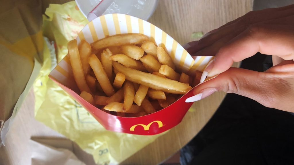 Restaurant stocks face challenges at the beginning of 2026. Identifying potential buying chances.