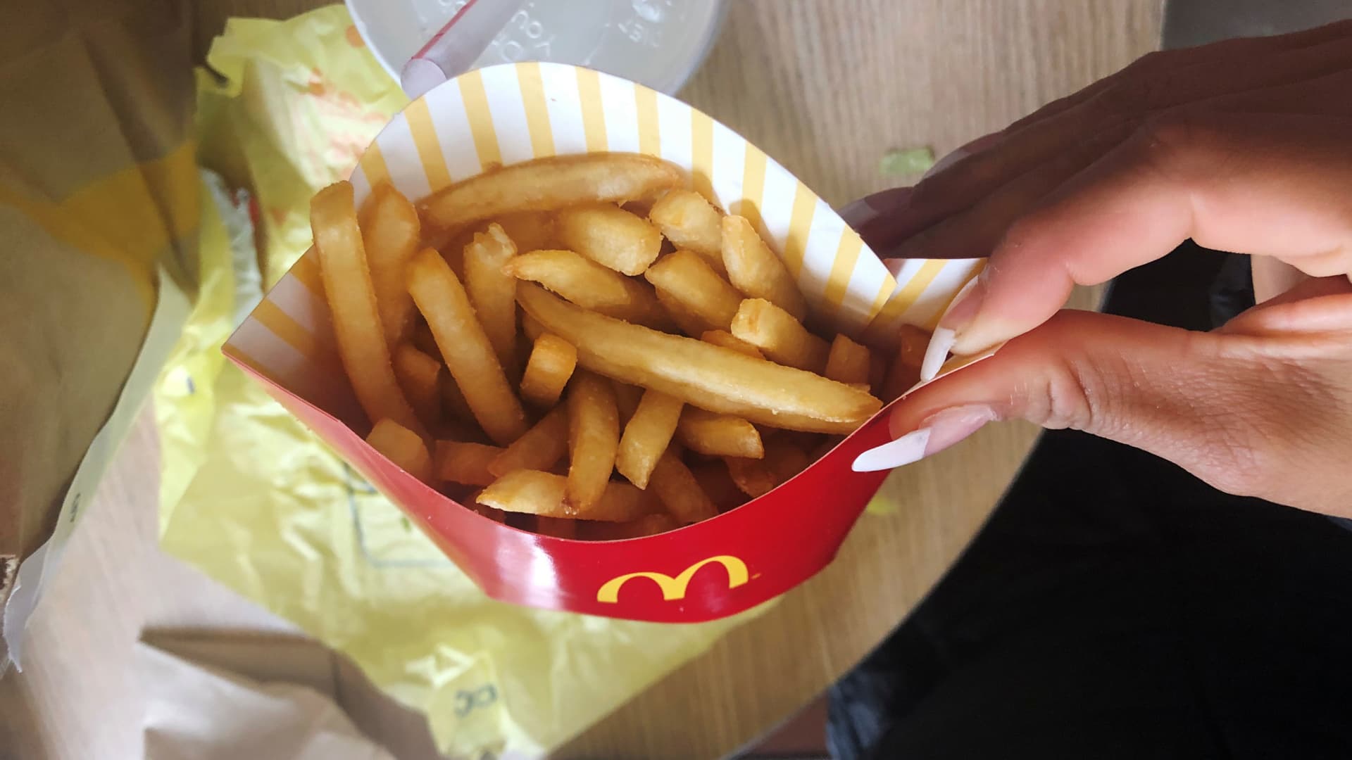 Restaurant stocks face challenges at the beginning of 2026. Identifying potential buying chances.