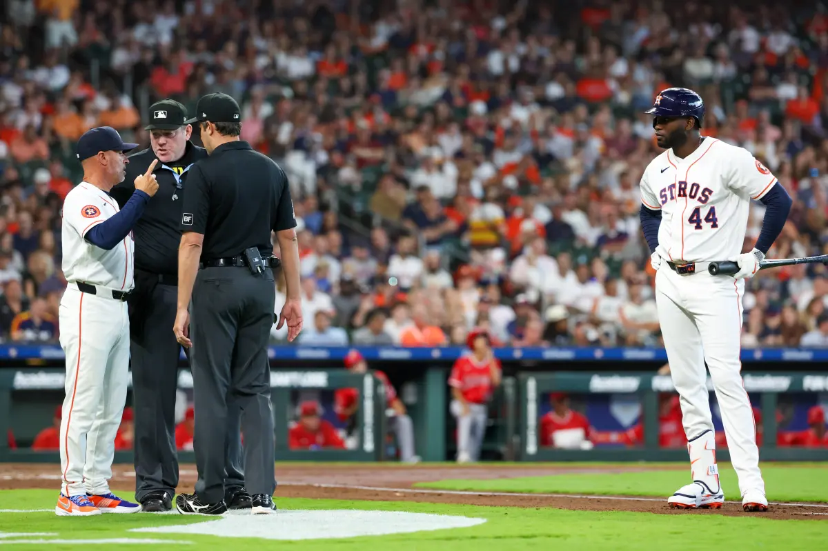 Roof in Houston interferes with Yordan Alvarez's home run in strange incident