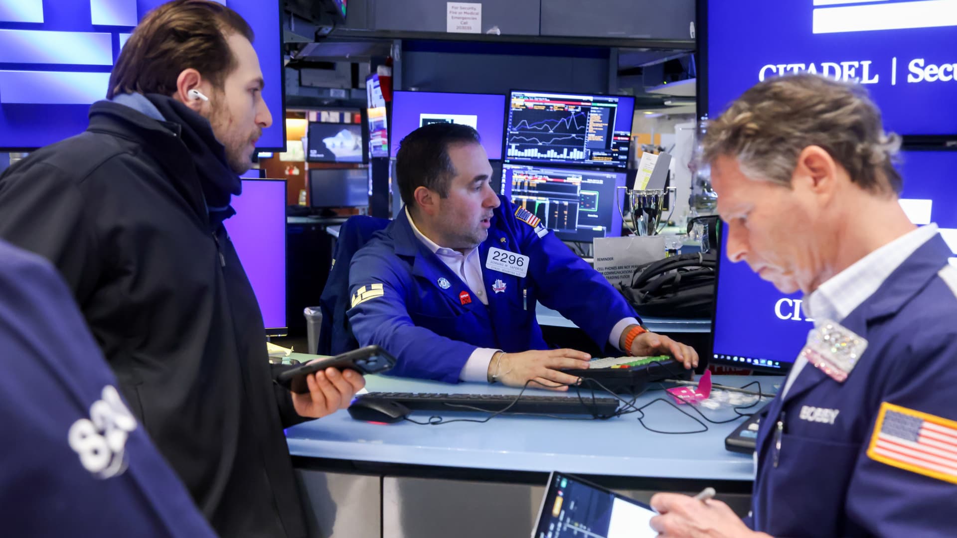 S&P 500 futures remain relatively stable after key indexes rise due to falling oil prices: Live updates