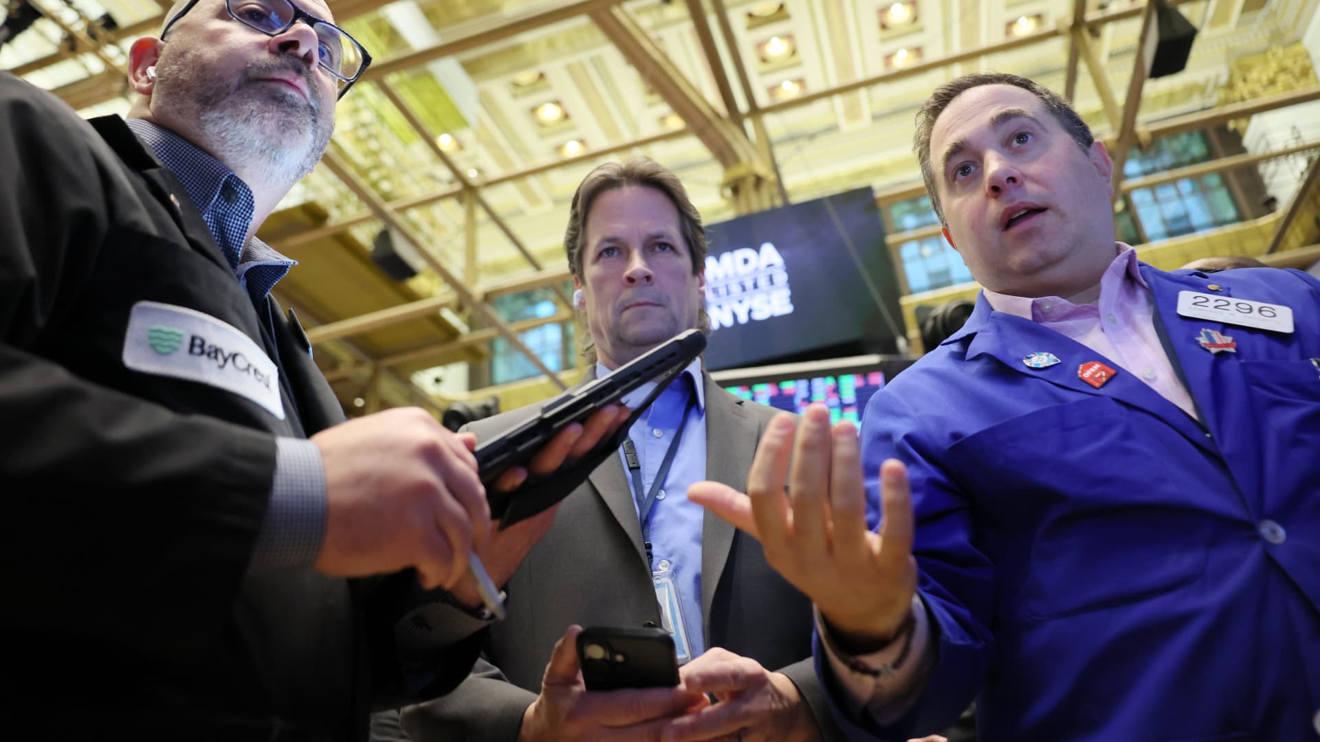 Stock futures rise slightly, but S&P 500 is on track for its fourth consecutive weekly loss as oil prices climb: Live updates