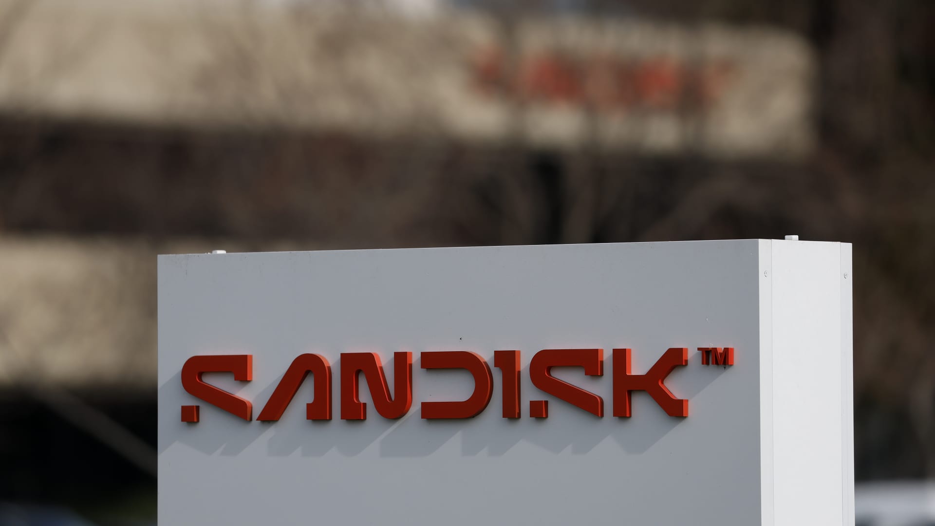 Stocks with the largest price changes before the market opens: Micron, Sandisk, Newmont and others