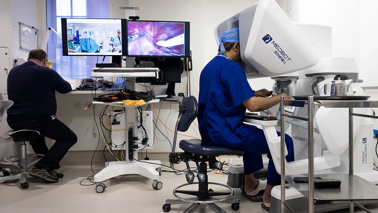 Surgeon in London treats prostate cancer from 1,500 miles away