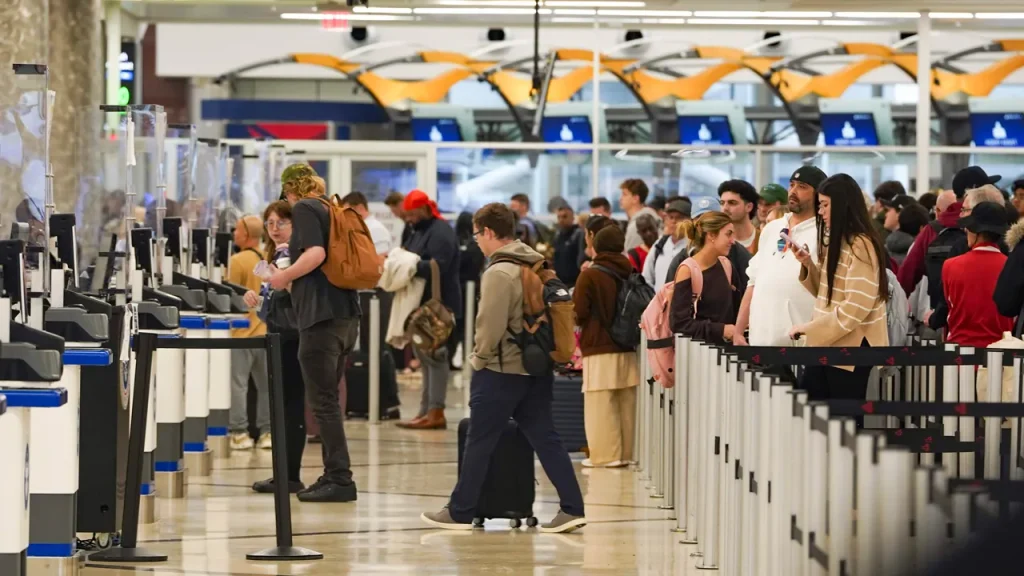 UK advises its travelers about potential US airport delays due to TSA government shutdown