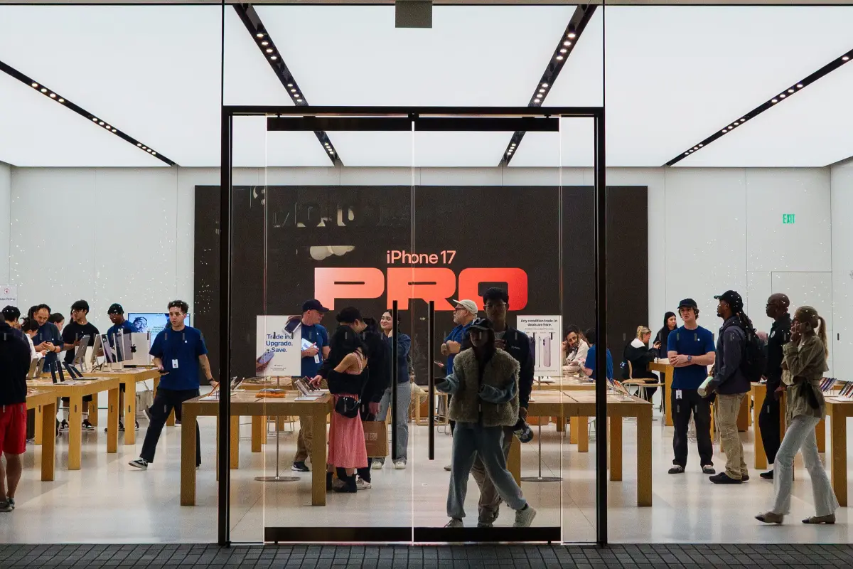 Apple is shutting down its San Diego store due to the mall's worsening situation.