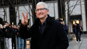 Apple leadership change evokes responses as Cook passes control to his trusted assistant