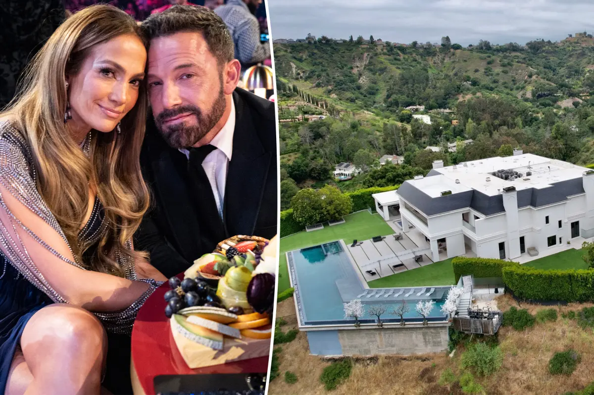 Ben Affleck gives Jennifer Lopez his share of their $60 million house as a gift, according to a report.