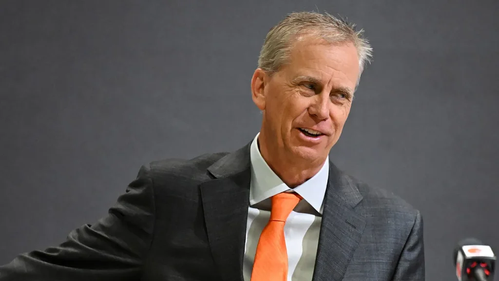 Browns coach Todd Monken skips NFL coaches group photo due to a haircut error