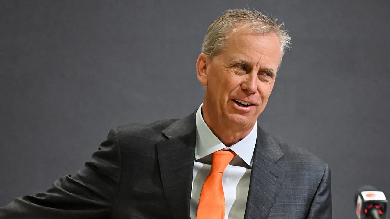 Browns coach Todd Monken skips NFL coaches group photo due to a haircut error