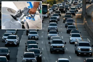 Car manufacturers' association calls on government to eliminate gas tax and implement a vehicle weight charge.