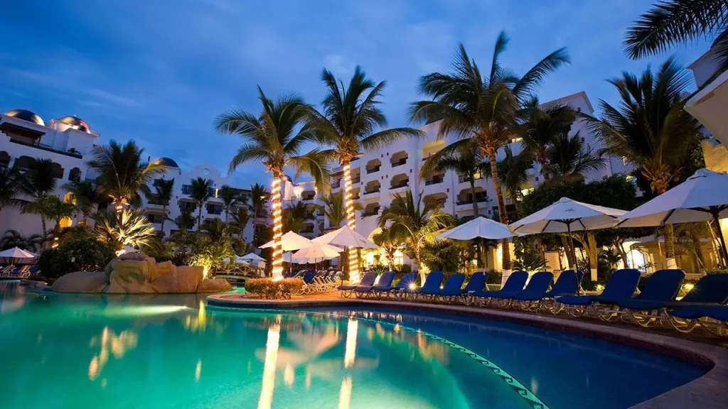 Carnival alerts passengers to the dangers of overnight stays in port