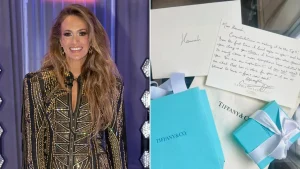 Carrie Underwood gives jewelry to 'American Idol' contestant Tiffany.