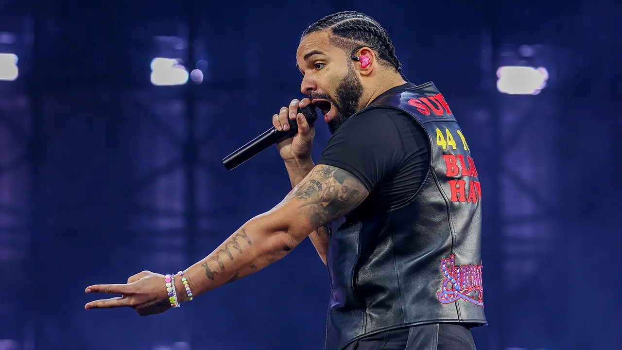 Drake dons Packers jacket in potential dig at Bears' Caleb Williams